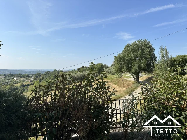 Villa indipendente con annesso e terreno agricolo