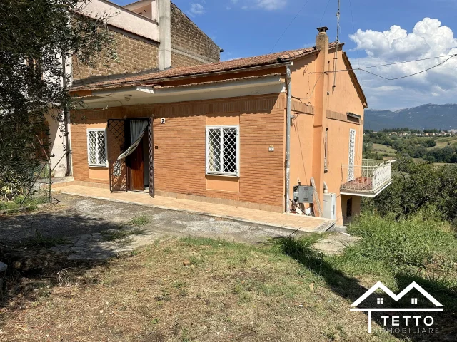 Forano, semindipendente piano terra con giardino e cantina