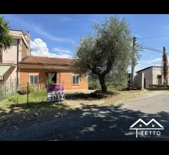 Appartamenti in Vendita - Forano, semindipendente piano terra con giardino e cantina