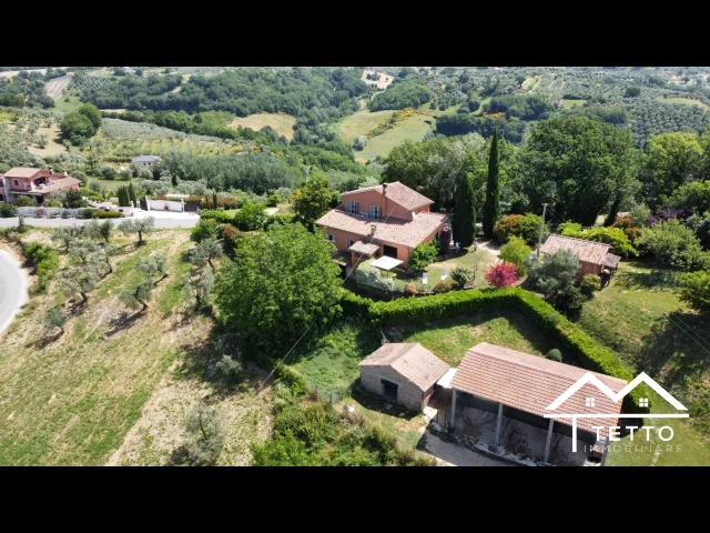 Appartamenti in Vendita - Villa indipendente con annessi e ampio giardino esclusivo