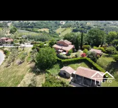 Villa indipendente con annessi e ampio giardino esclusivo
