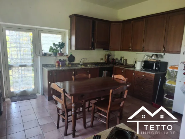 Appartamenti in Vendita - Villa indipendente con annessi e ampio giardino esclusivo