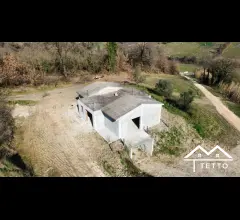 Appartamenti in Vendita - Forano - rustico di villa isolata con terreno