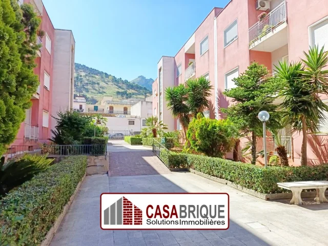 Ampio appartamento in residence con box auto a palermo