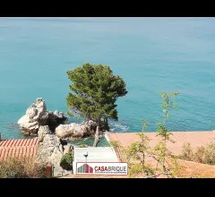 Appartamenti in Vendita - Incantevole appartamento  con accesso diretto al mare.