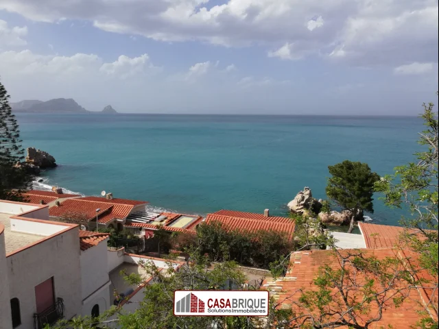 Appartamenti in Vendita - Incantevole appartamento  con accesso diretto al mare.