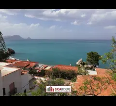Appartamenti in Vendita - Incantevole appartamento  con accesso diretto al mare.