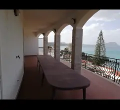 Appartamenti in Vendita - Incantevole appartamento  con accesso diretto al mare.