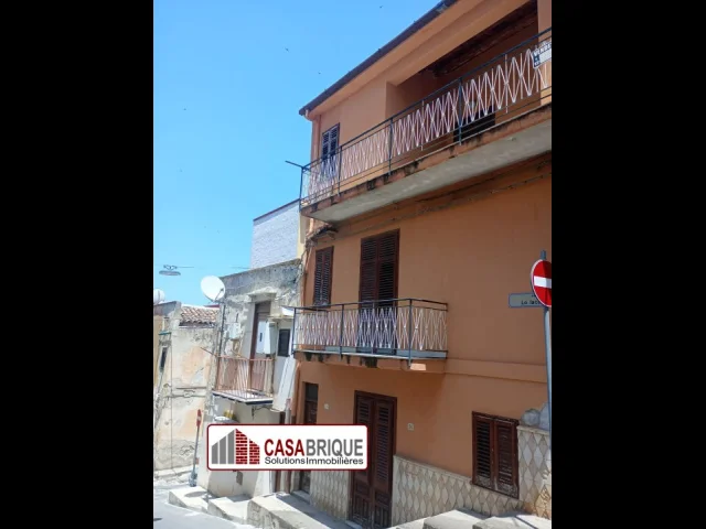 Palazzina indipendente su tre livelli in vendita a trabia