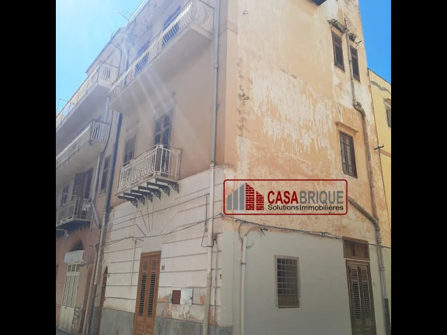 Palazzina indipendente angolare con triplo ingresso
