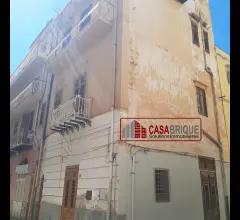 Appartamenti in Vendita - Palazzina indipendente angolare con triplo ingresso