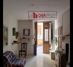 Appartamenti in Vendita - Palazzina indipendente angolare con triplo ingresso