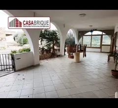 Appartamenti in Vendita - Villa indipendente panoramica con giardino e box auto