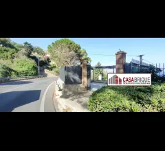 Appartamenti in Vendita - Villa unifamiliare, due unità indipendenti fronte mare