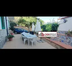 Appartamenti in Vendita - Villa unifamiliare, due unità indipendenti fronte mare