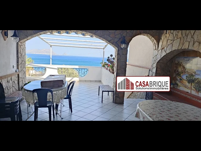Appartamenti in Vendita - Villa unifamiliare, due unità indipendenti fronte mare