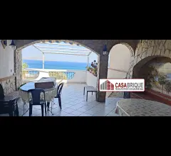 Appartamenti in Vendita - Villa unifamiliare, due unità indipendenti fronte mare