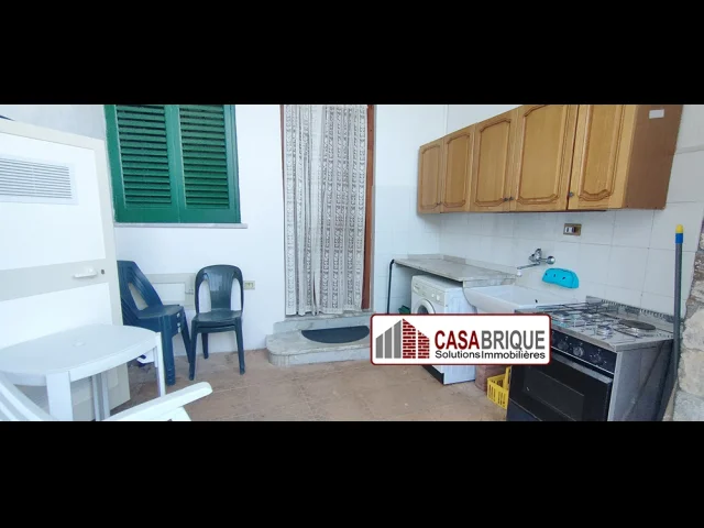 Appartamenti in Vendita - Villa unifamiliare, due unità indipendenti fronte mare