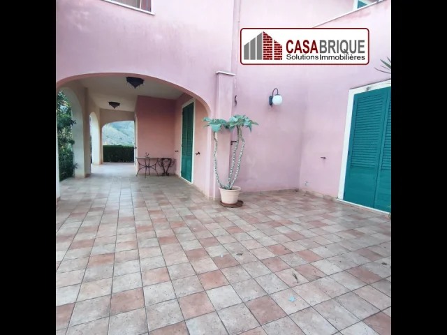 Villa indipendente con piscina in affitto ad altavilla
