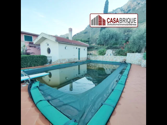 Appartamenti in Vendita - Villa indipendente con piscina in affitto ad altavilla