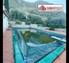 Appartamenti in Vendita - Villa indipendente con piscina in affitto ad altavilla