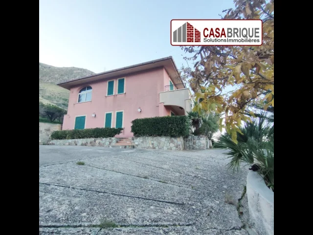Appartamenti in Vendita - Villa indipendente con piscina in affitto ad altavilla