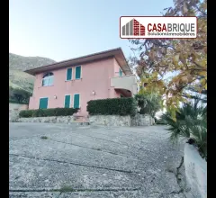 Appartamenti in Vendita - Villa indipendente con piscina in affitto ad altavilla