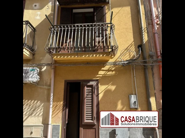 Palazzina indipendente su tre livelli in centro a ficarazzi