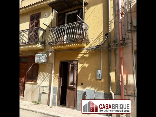 Appartamenti in Vendita - Palazzina indipendente su tre livelli in centro a ficarazzi