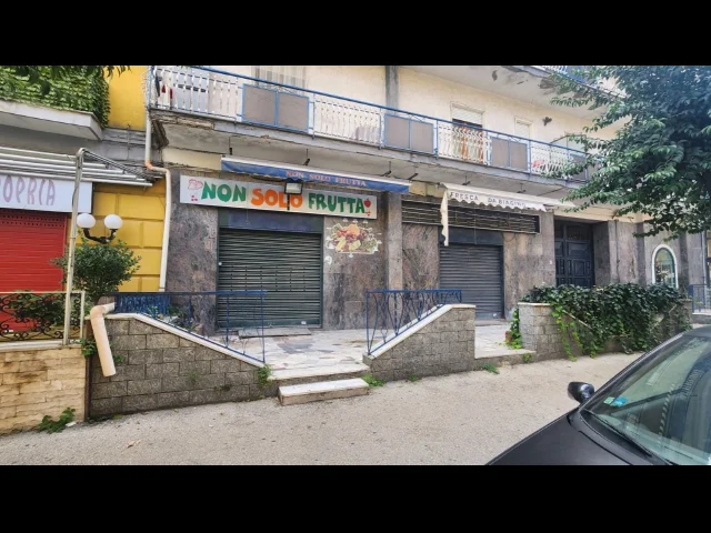 Locale commerciale con area esterna di proprieta'