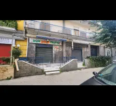 Locale commerciale con area esterna di proprieta'