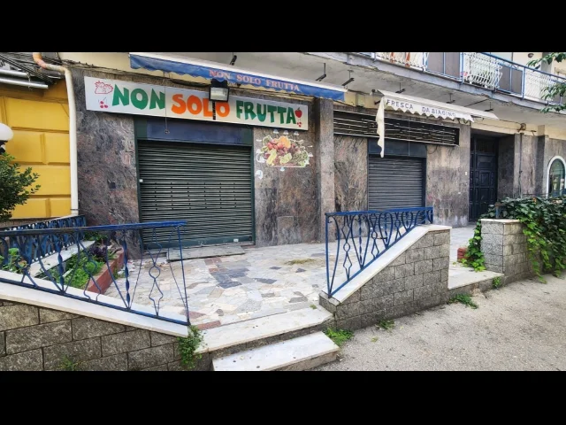 Appartamenti in Vendita - Locale commerciale con area esterna di proprieta'