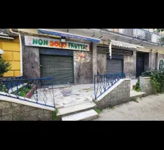 Appartamenti in Vendita - Locale commerciale con area esterna di proprieta'