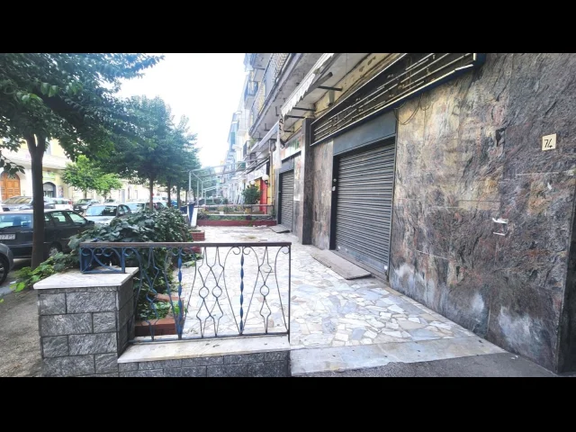 Appartamenti in Vendita - Locale commerciale con area esterna di proprieta'