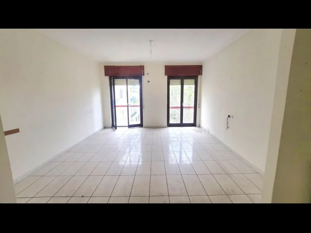 Appartamenti in Vendita - Ampio 4 vani con box auto