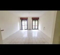 Appartamenti in Vendita - Ampio 4 vani con box auto