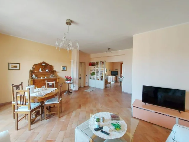 Appartamenti in Vendita - Ampio 4 vani con accessori