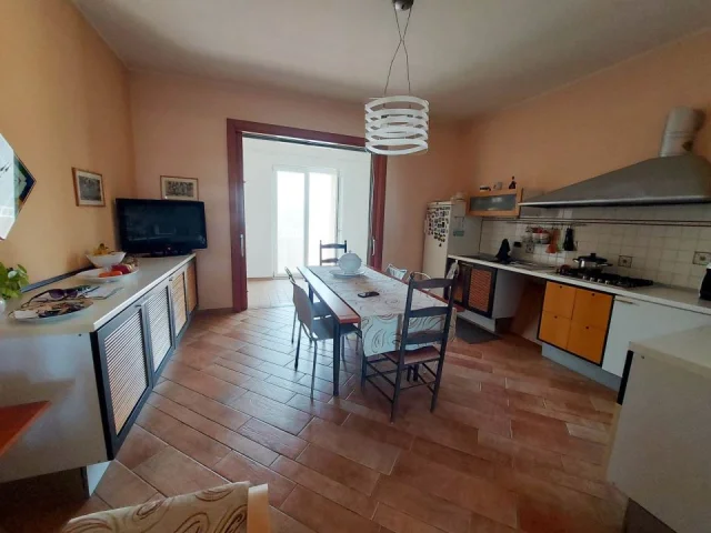 Appartamenti in Vendita - Ampio 4 vani con accessori