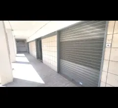 Appartamenti in Vendita - Fittasi locale con tre aperture su strada