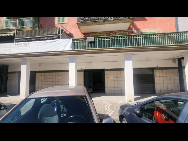 Appartamenti in Vendita - Fittasi locale con tre aperture su strada