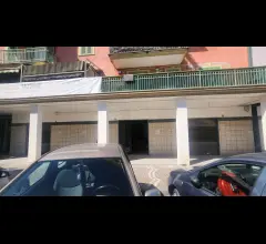 Appartamenti in Vendita - Fittasi locale con tre aperture su strada