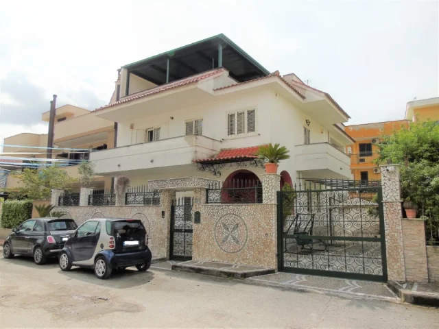 Villa su quattro livelli con seminterrato carrabile