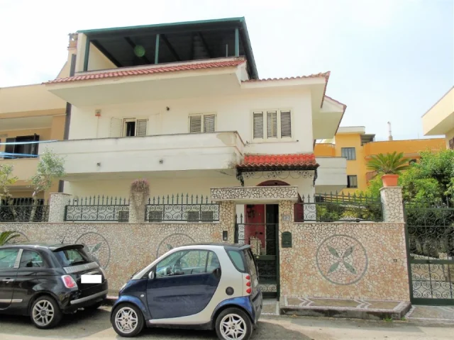 Appartamenti in Vendita - Villa su quattro livelli con seminterrato carrabile