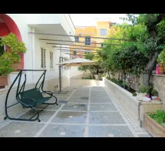Appartamenti in Vendita - Villa su quattro livelli con seminterrato carrabile