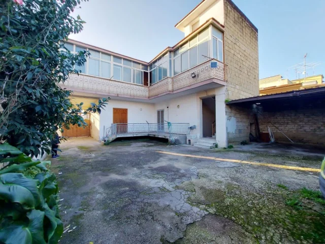 Casa al 1°piano + 1/3 di casa al piano rialzato e pertinenze