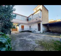 Casa al 1°piano + 1/3 di casa al piano rialzato e pertinenze