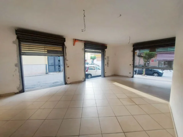 Appartamenti in Vendita - Locale 55 mq adiacente corso principale