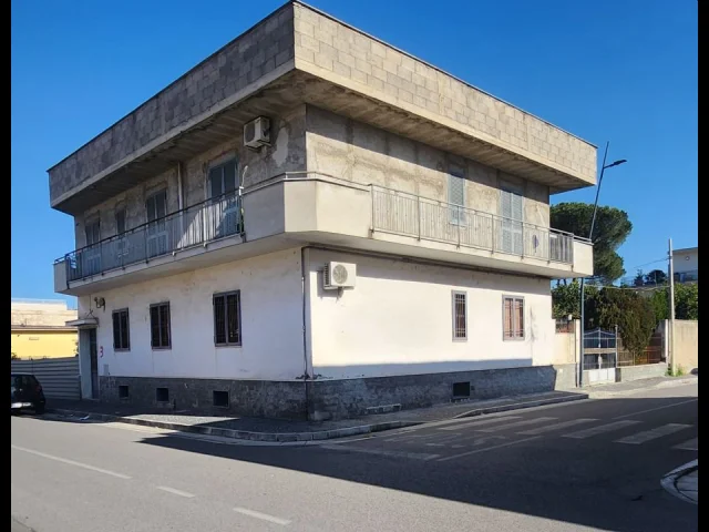Fabbricato con ampio spazio