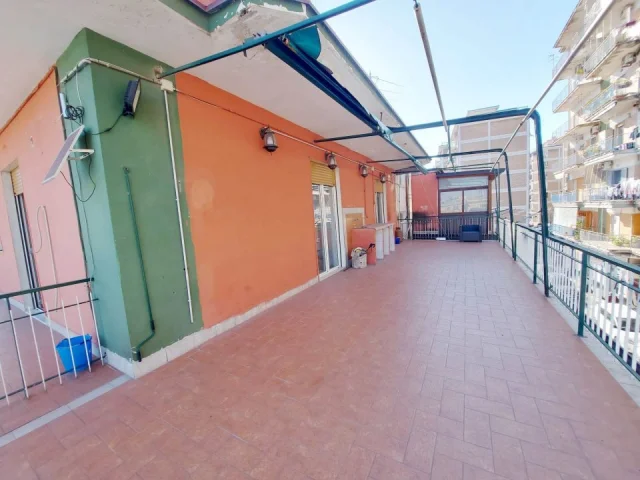 Appartamenti in Vendita - Appartamento con terrazzo a livello e tripla esposizione