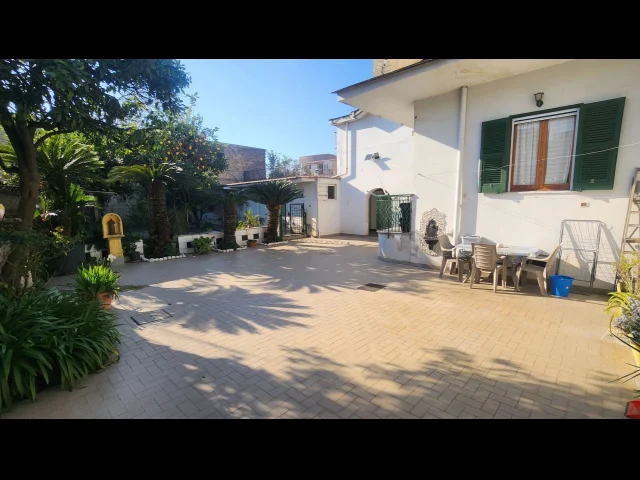 Fabbricato con cortile, giardino e cantinato